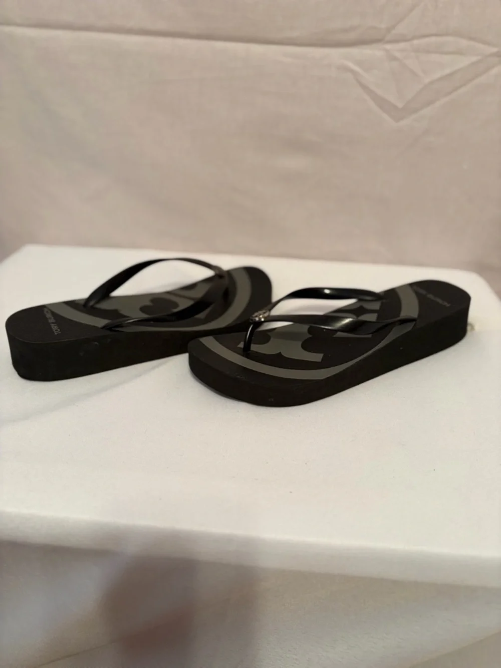 Tory Burch Black Logo Jelly Thong Sandals - Picture 4 of 6